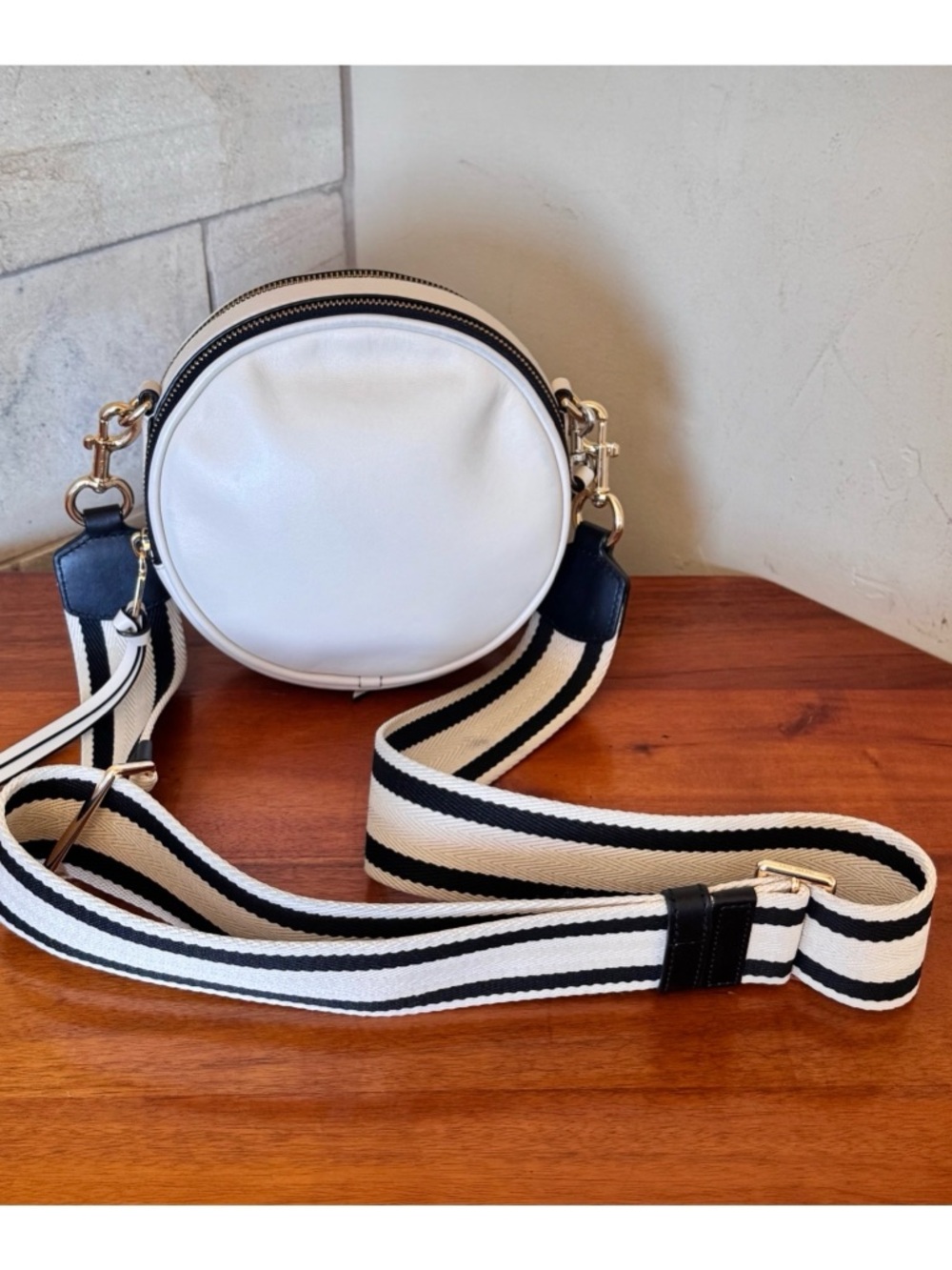 🤍CHIC🤍MARC JACOBS WHITE SIGNET ROUND CROSSBODY BAG - Picture 4 of 16
